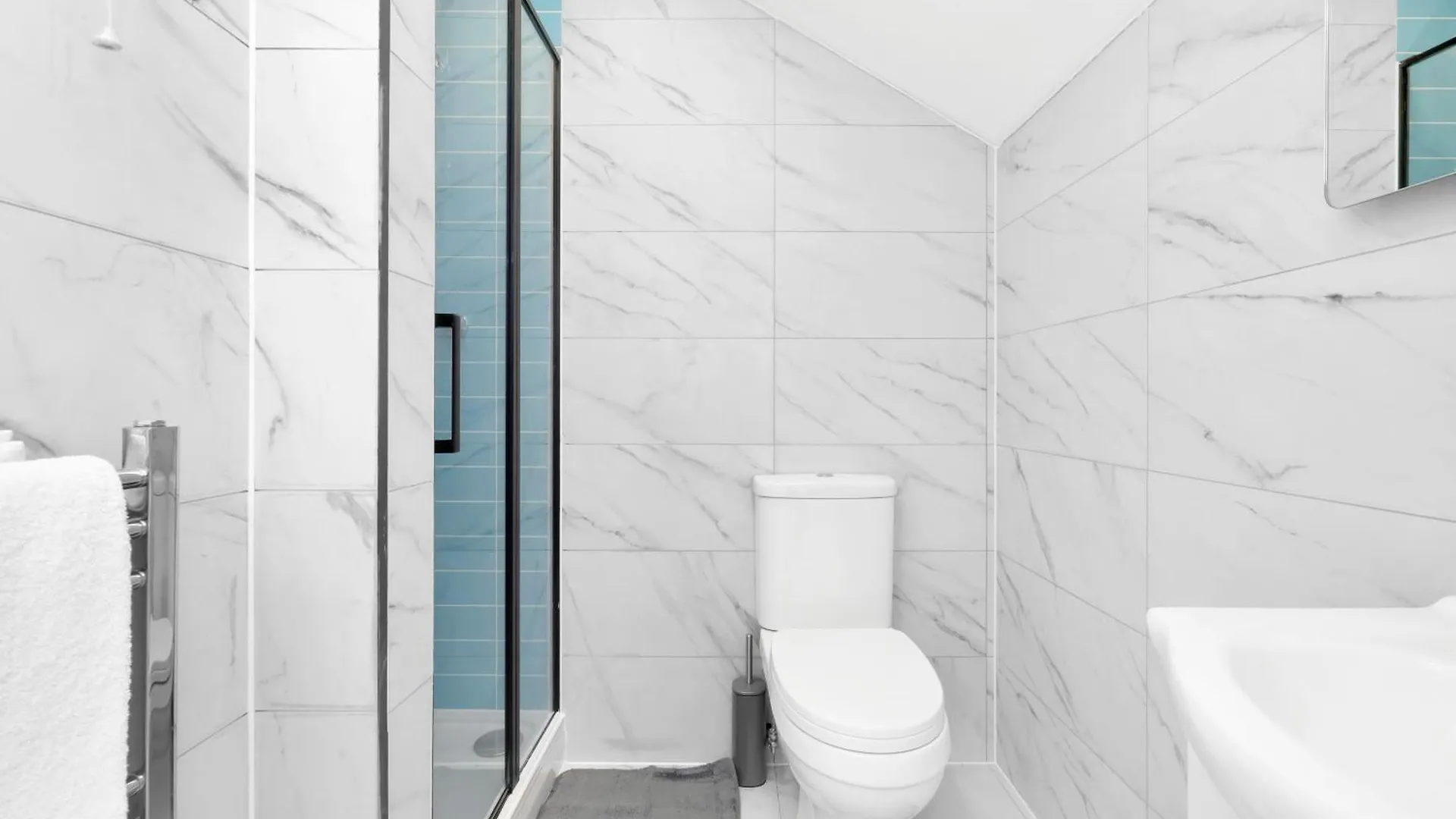 Waterside 4 Bed Apartment London 0*,