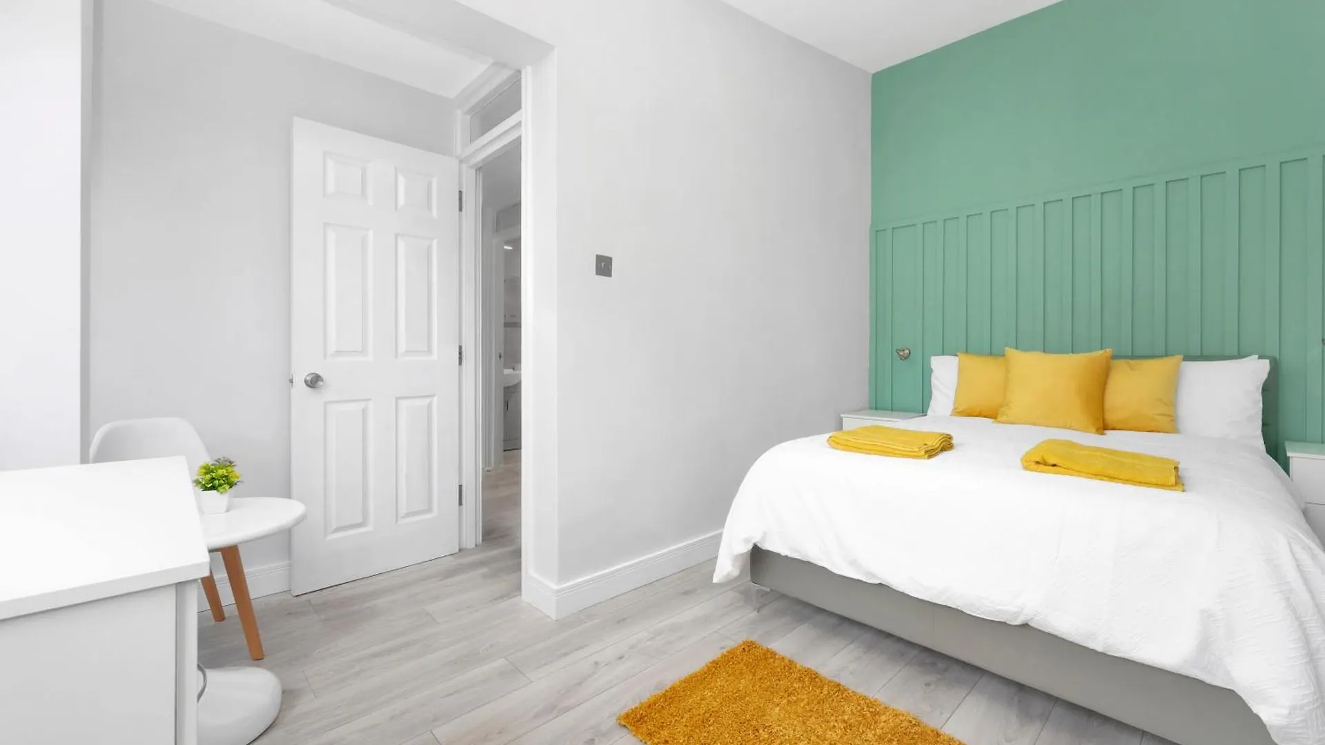 Waterside 4 Bed Apartment London