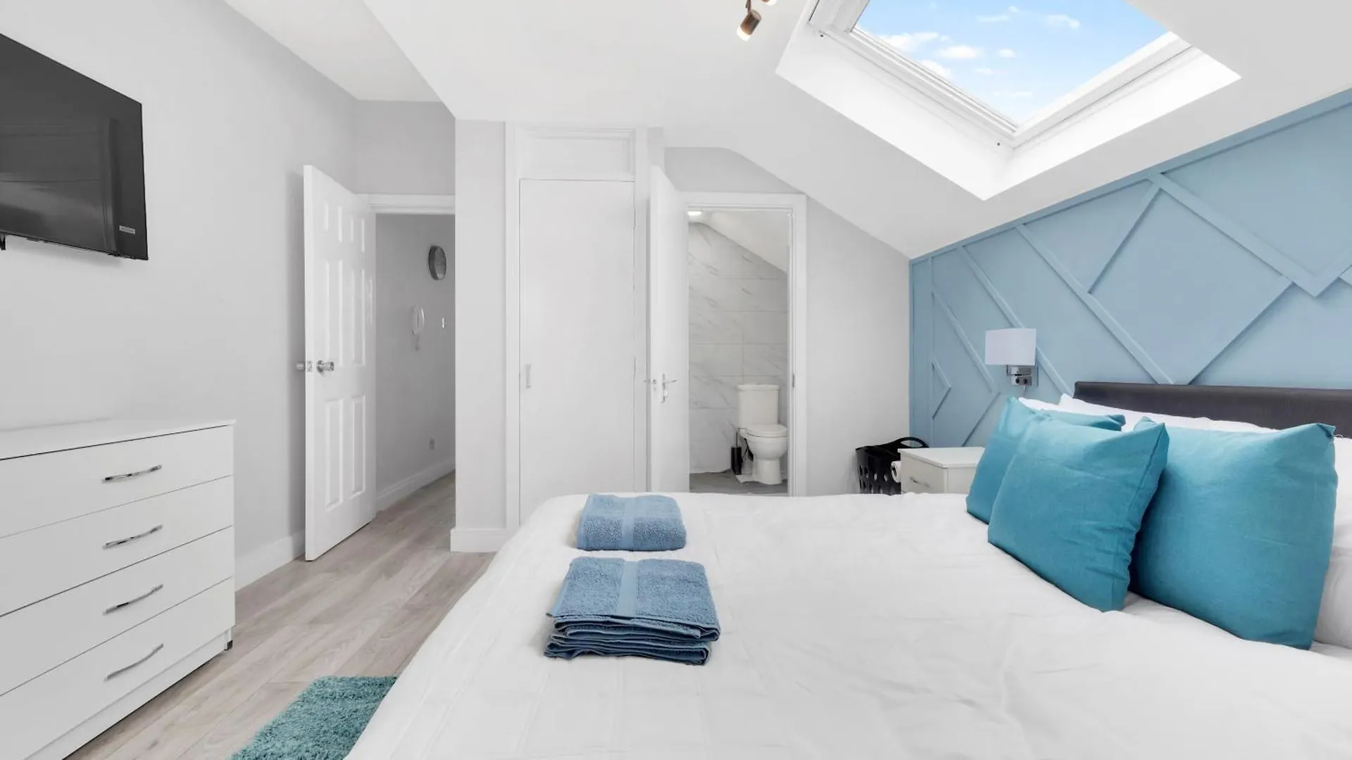 Waterside 4 Bed Apartment London