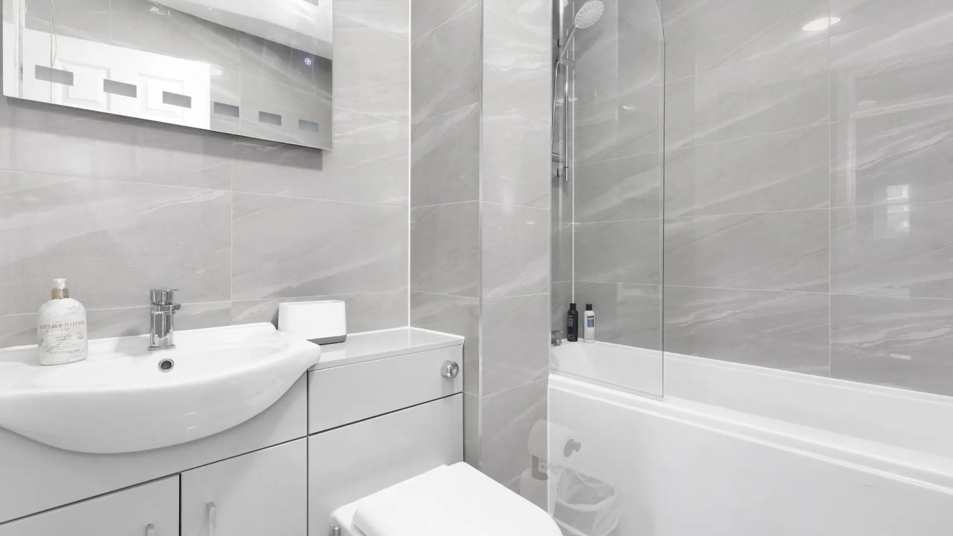 Waterside 4 Bed Apartment London