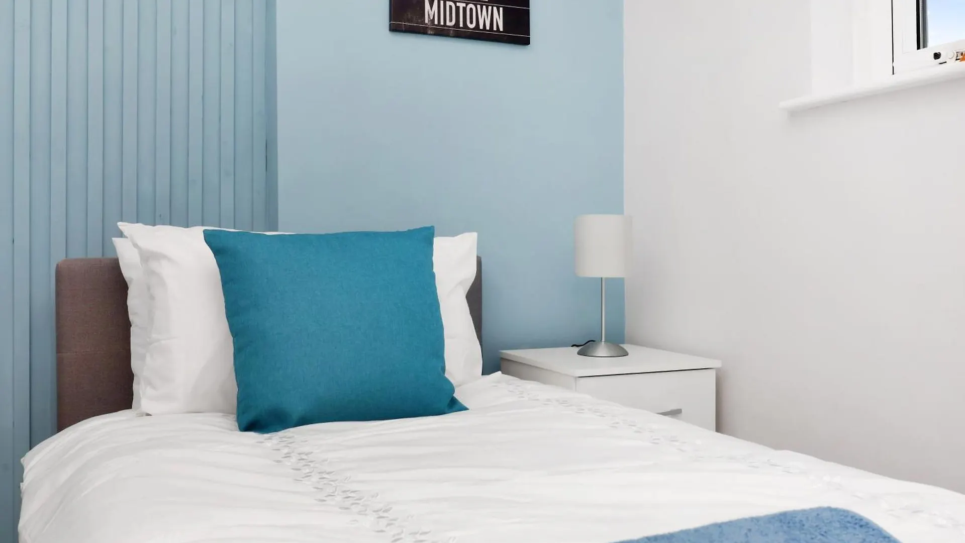 Waterside 4 Bed Apartment London