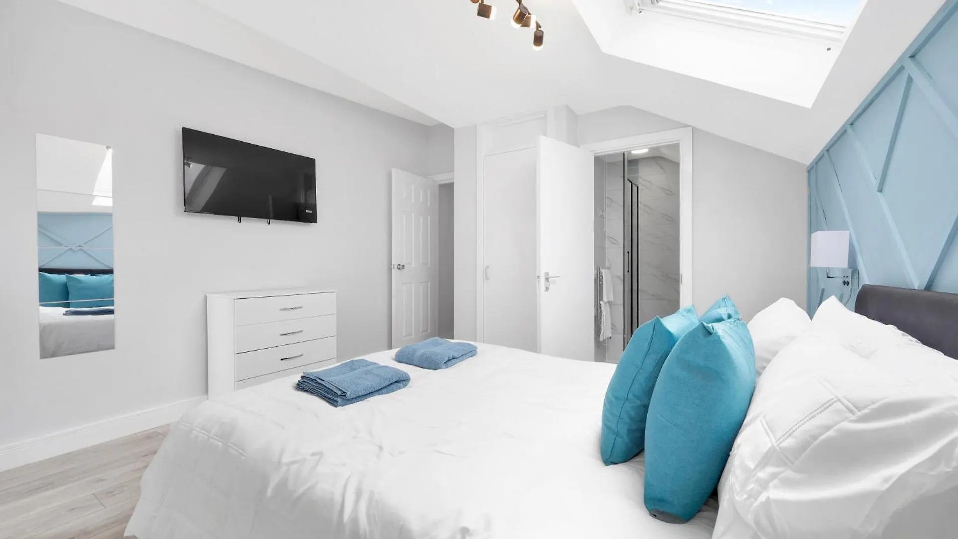 Waterside 4 Bed Apartment London