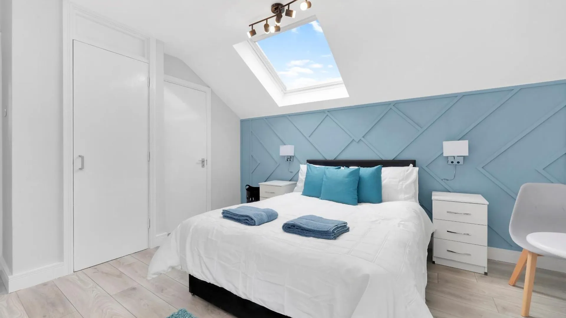 Waterside 4 Bed Apartment London