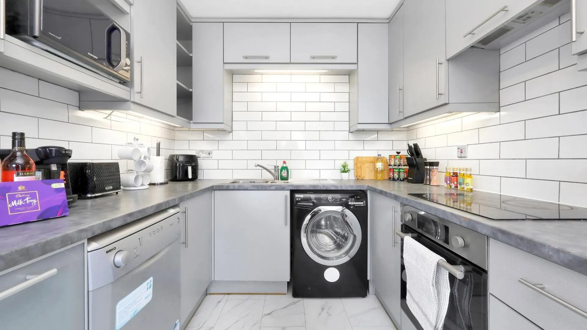 Waterside 4 Bed Apartment London