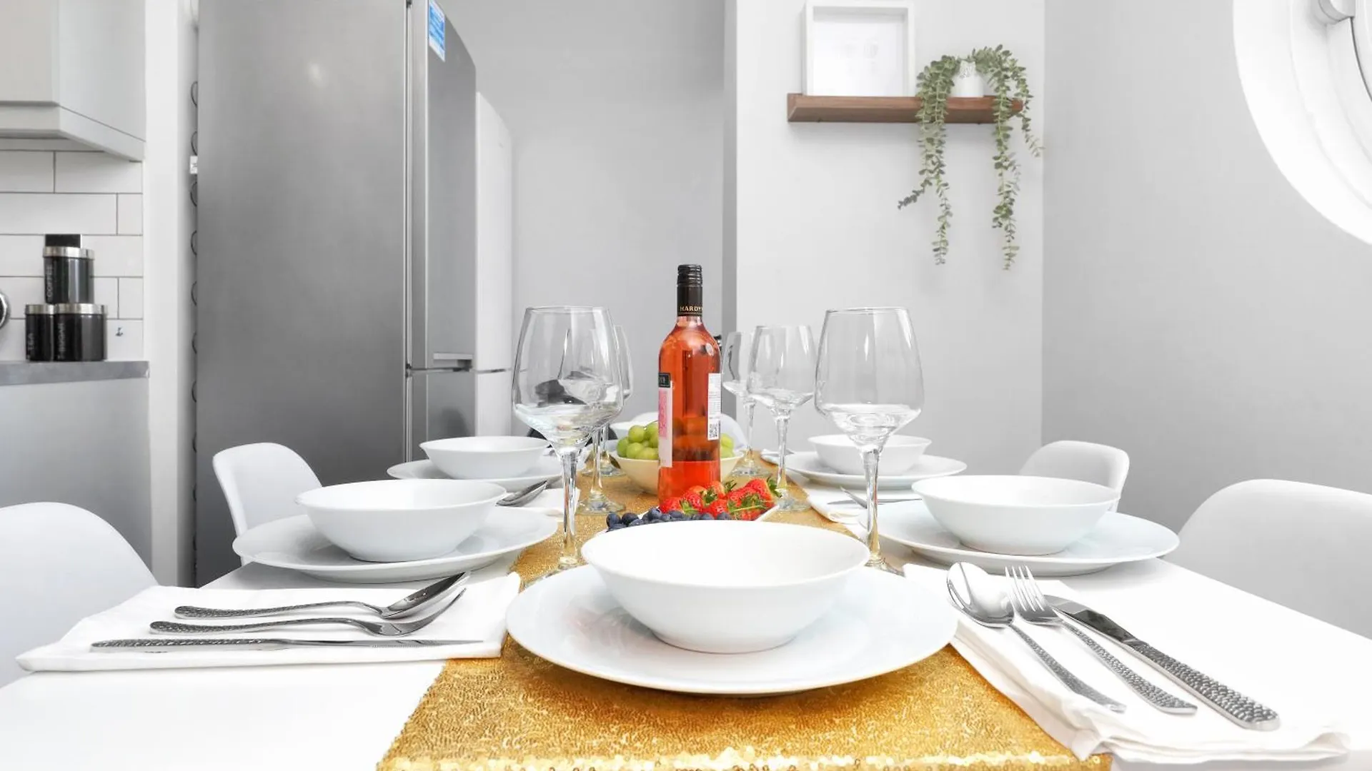 Waterside 4 Bed Apartment London United Kingdom