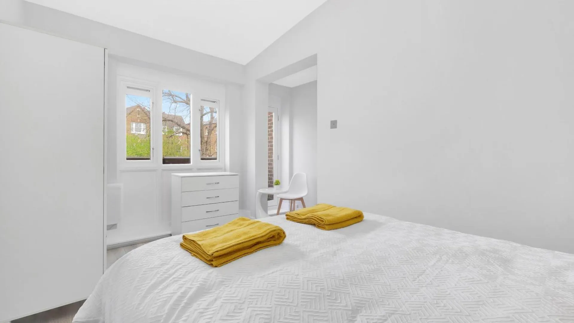 Waterside 4 Bed Apartment London United Kingdom