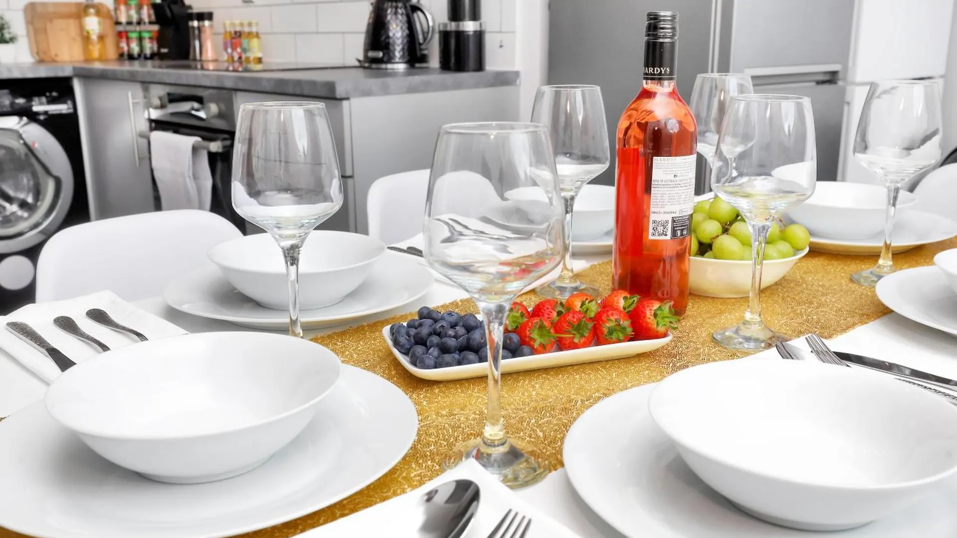Waterside 4 Bed Apartment London
