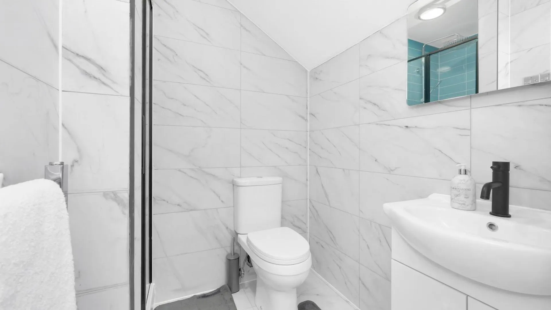 Waterside 4 Bed Apartment London